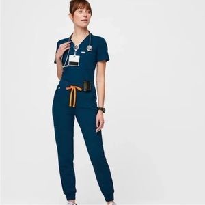 LIKE NEW Figs Scrub Set